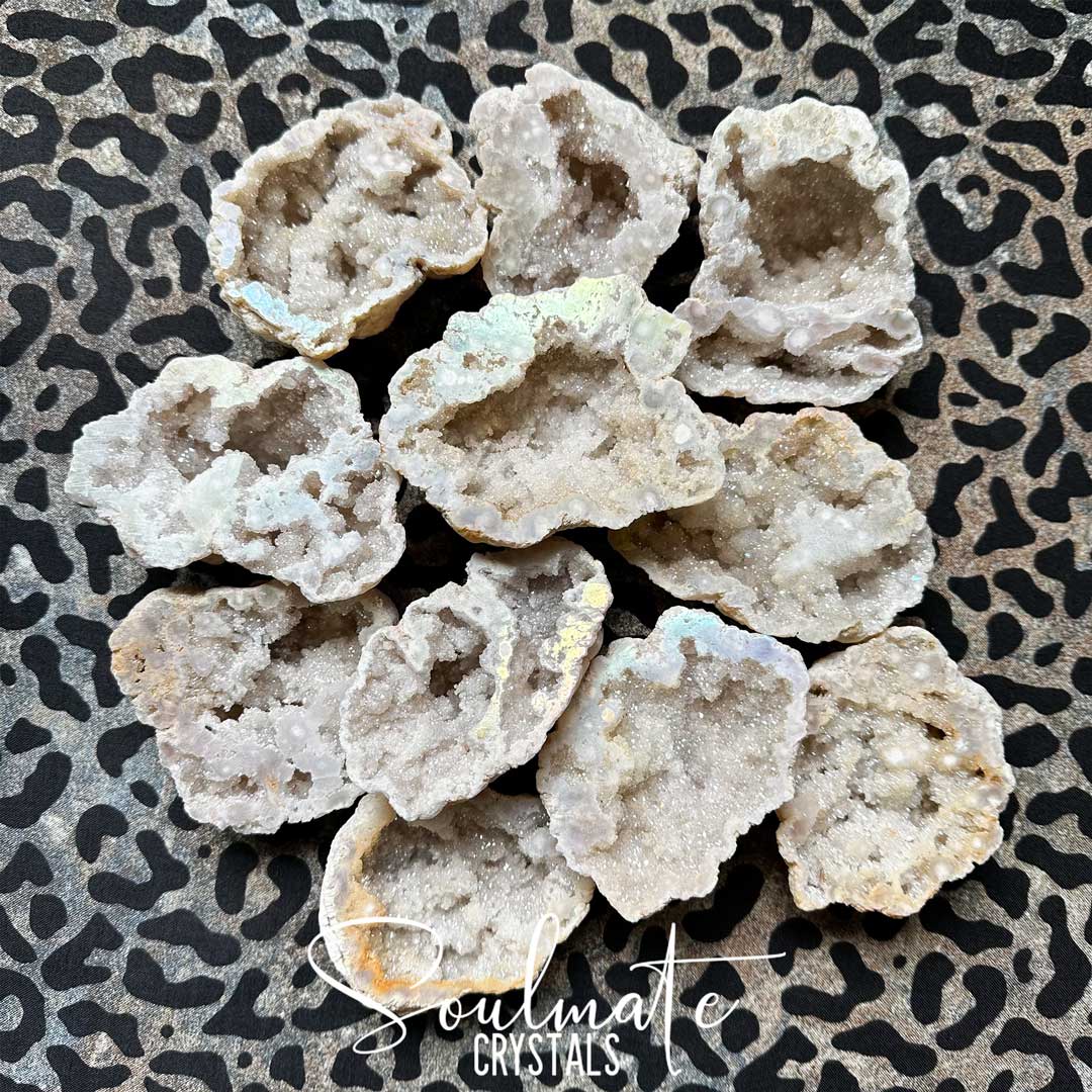 Soulmate Crystals Angel Aura Quartz Raw Natural Crystal Geode Half, Iridescent Cut Crystal Geode for Calming Worry, Soothing Tension, Communication, Spiritual Guidance.