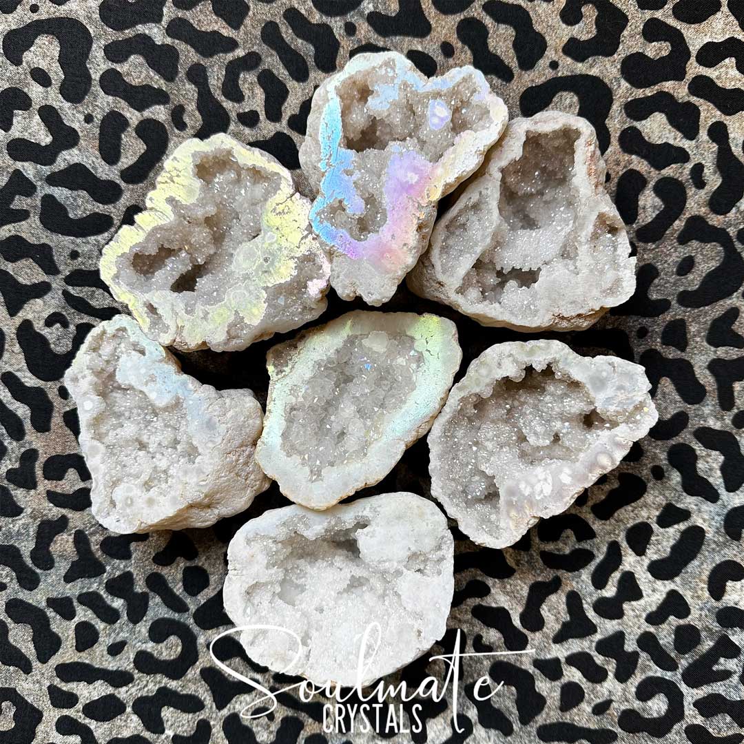 Soulmate Crystals Angel Aura Quartz Raw Natural Crystal Geode Half, Iridescent Cut Crystal Geode for Calming Worry, Soothing Tension, Communication, Spiritual Guidance.