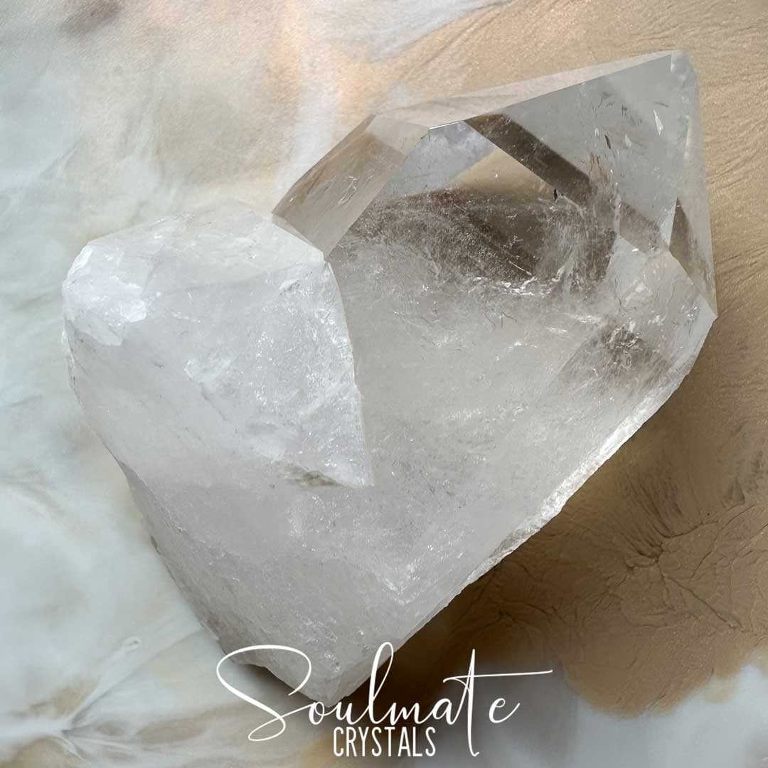 Soulmate Crystals Clear Quartz Raw Crystal Point Isis Goddess, Natural Point Clear Crystal for Manifestation, Amplification and Universal Healing, Divine Feminine, Compassion, Transformation, Mother Earth, Emotional Wellbeing, Goddess Crystal, Isis Face.